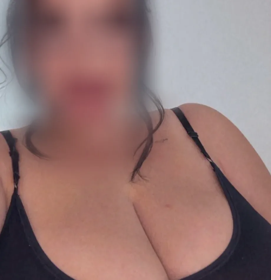 Amina, 24