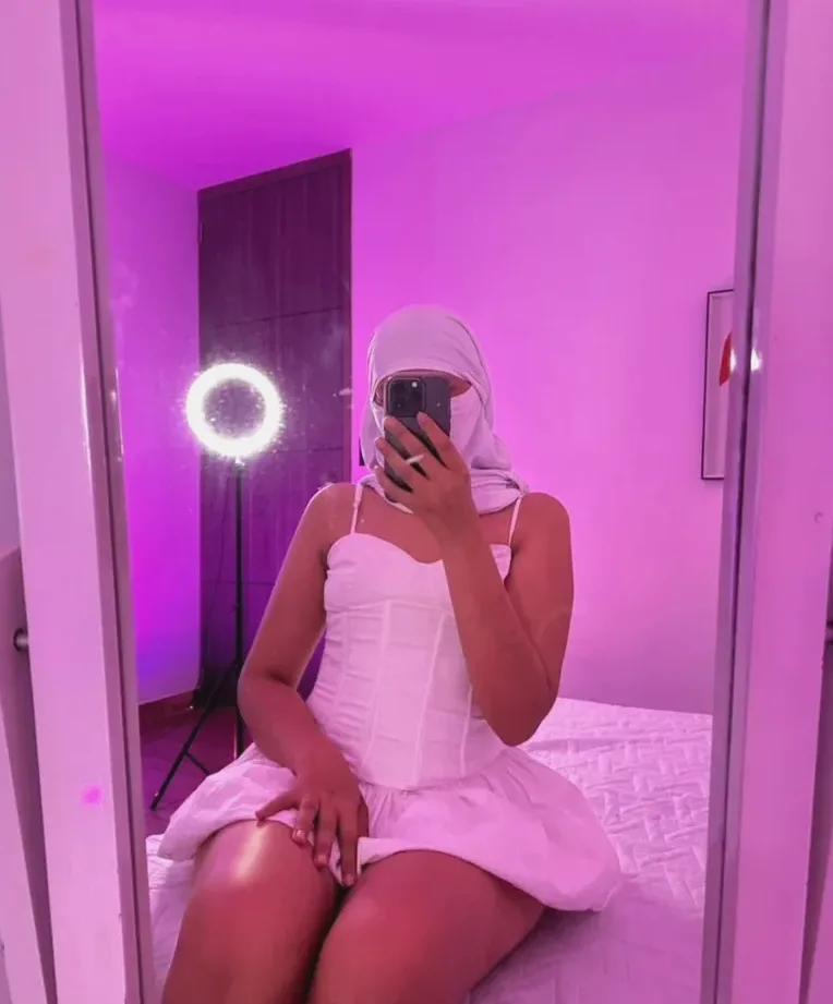 Enni, 23